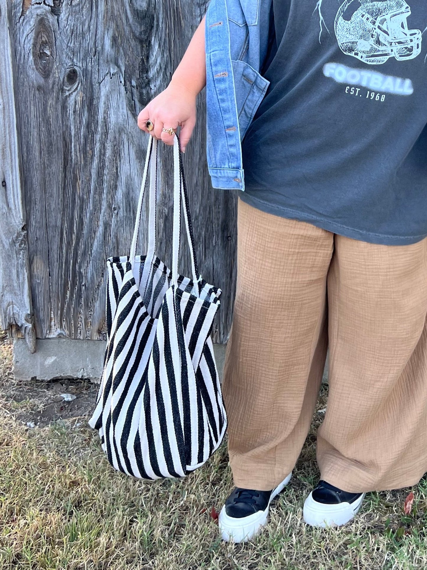 to go black striped tote