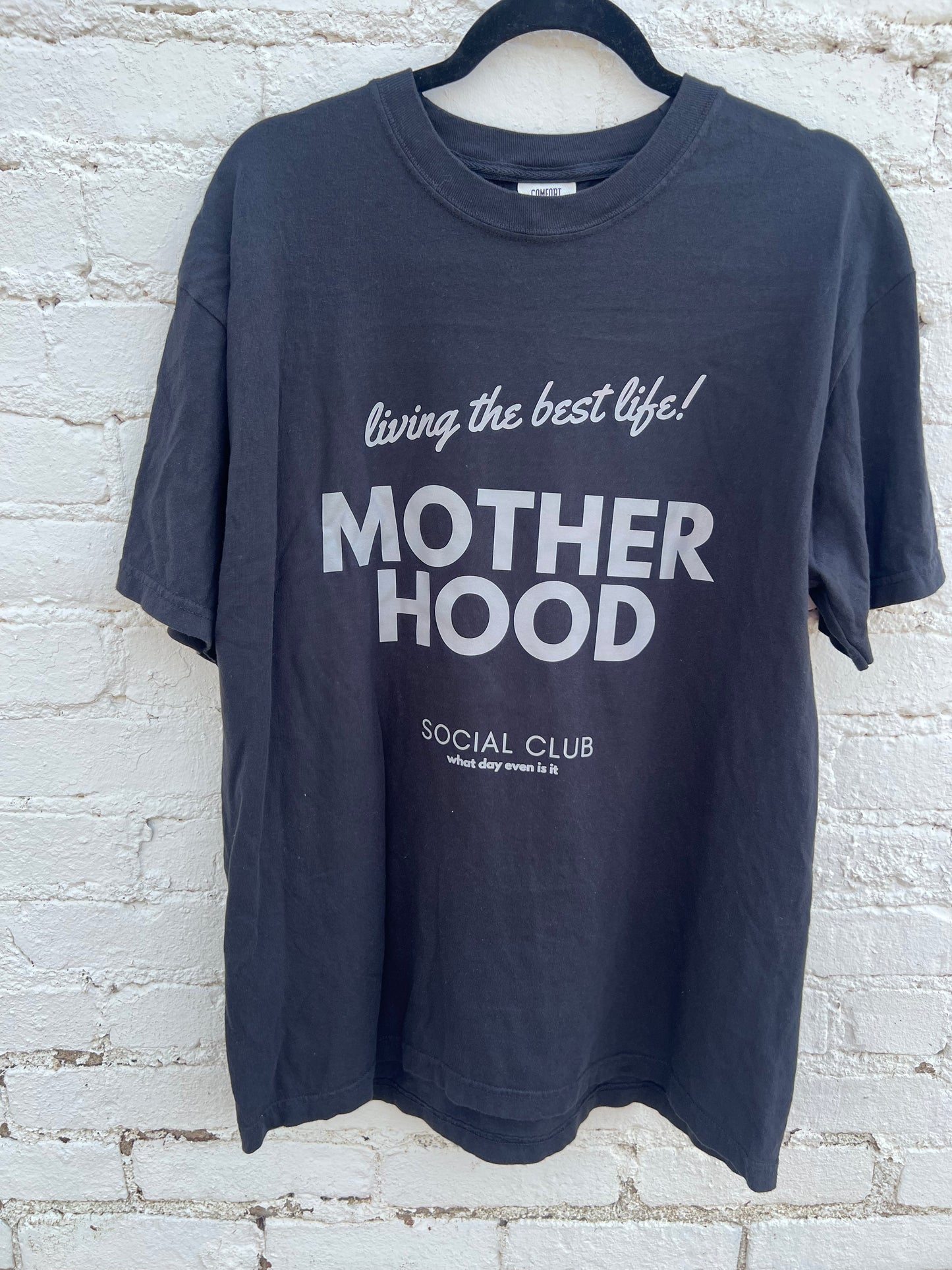 motherhood social club black tee - M